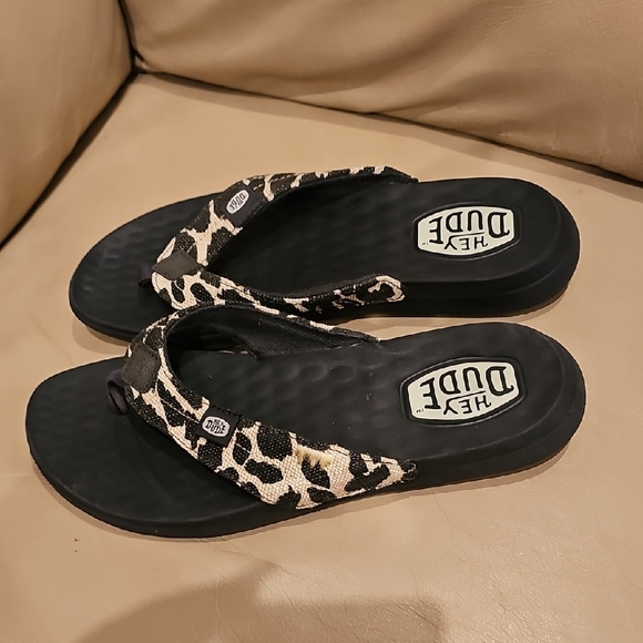 NEW Hey Dude Black and White Animal Print Flip Flops - Picture 2 of 6